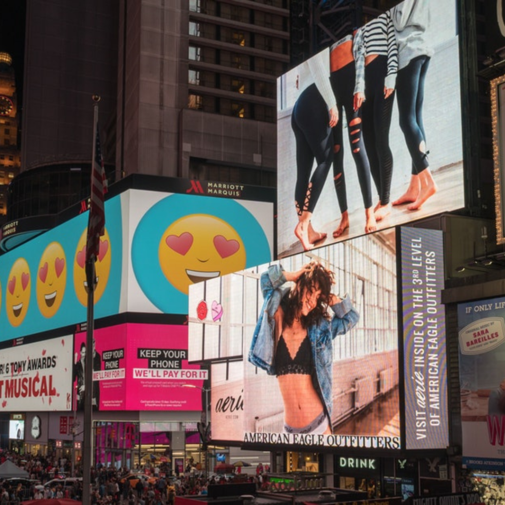 Tudo que você precisa saber sobre Mídia Indoor e Outdoor: Escolhendo a Estratégia Certa para sua Campanha Publicitária